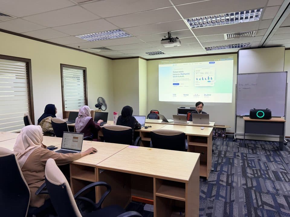 Menti membangunkan sistem semasa sesi mentoring