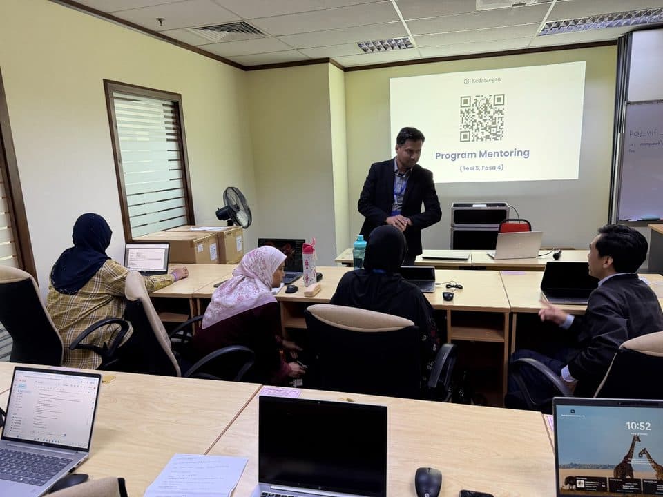 Mentor memberi penerangan dalam sesi Program Mentoring