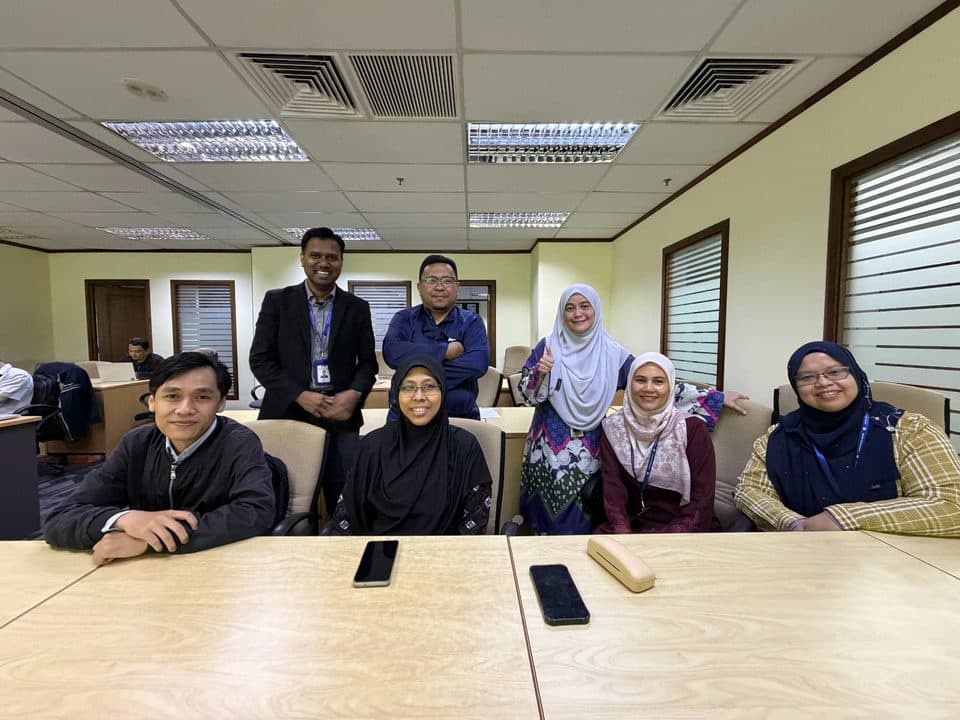 Kumpulan 1 bergambar bersama mentor di bilik latihan